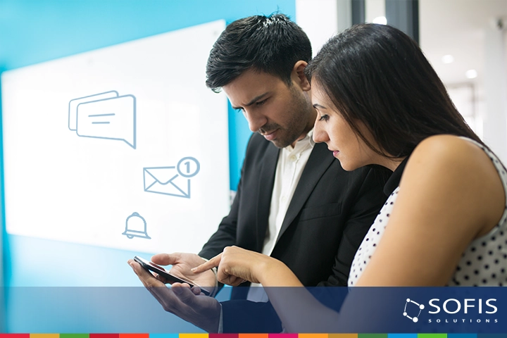 Hombre y mujer revisando su teléfono y alrededor tiene íconos de notificaciones y mensajes recibidos.